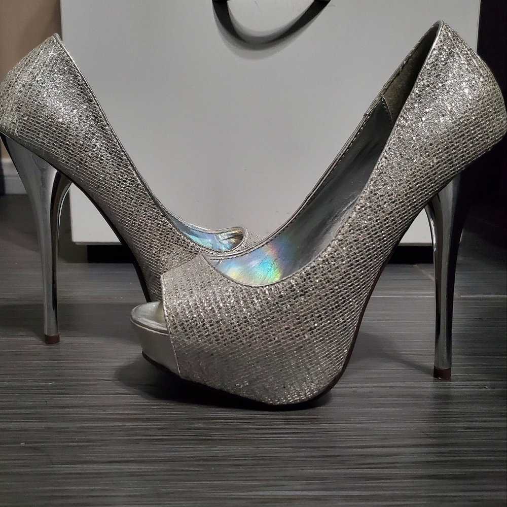 Elegant Silver Peep-Toe Heels Size 7 - Picture 5 of 10